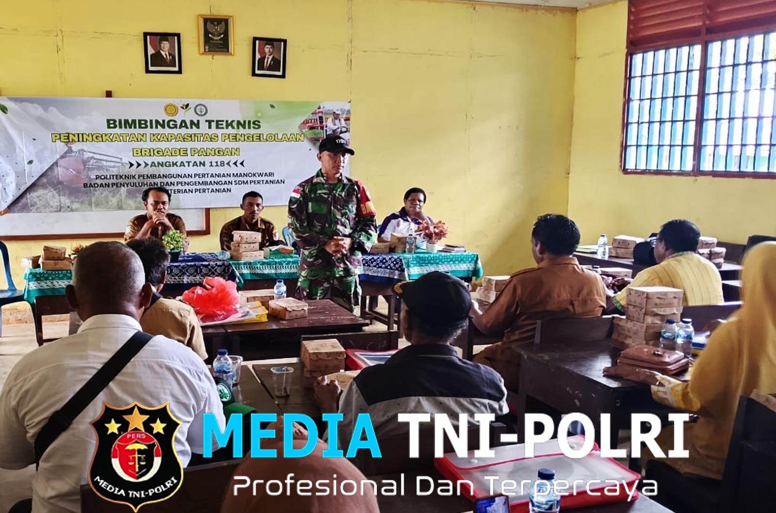 Babinsa Koramil 1707-05/Ulilin Beri Motivasi Kepada Anggota Brigade Pangan Saat Mengikuti Bimtek