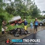 Polri Bantu Evakuasi Truk Tangki Susu Terperosok di Jalan Licin Sidoharjo Wonogiri