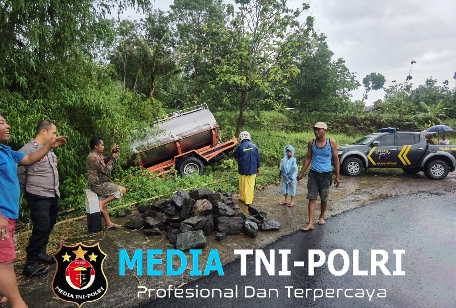 Polri Bantu Evakuasi Truk Tangki Susu Terperosok di Jalan Licin Sidoharjo Wonogiri