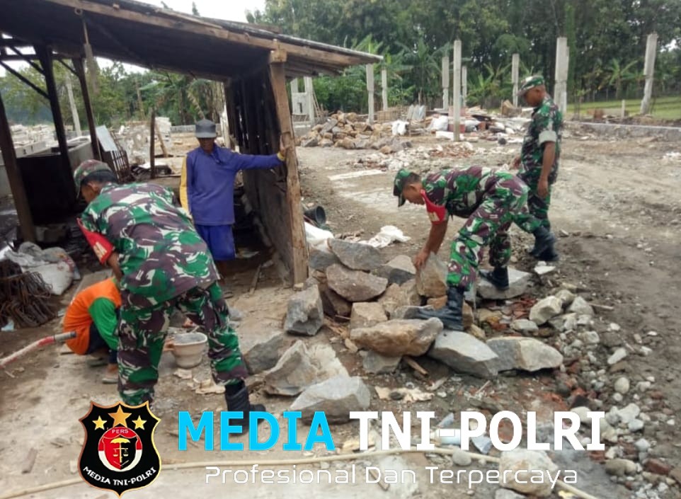 Babinsa Gotong Royong Bersama Warga Bangun Rumah Agar Pekerjaan Cepat Selesai