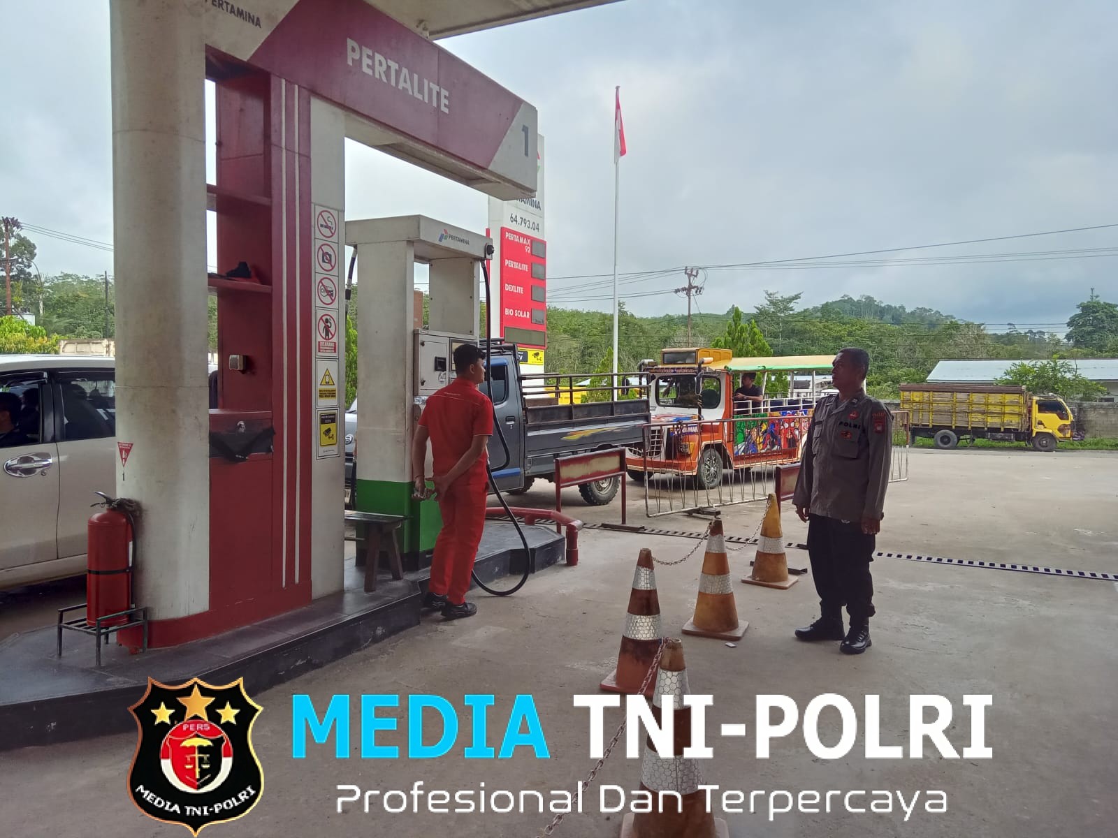 Patroli Siang, Polsek Mandor Pastikan Keamanan dan Kenyamanan Warga di SPBU serta Lingkungan Sekitar
