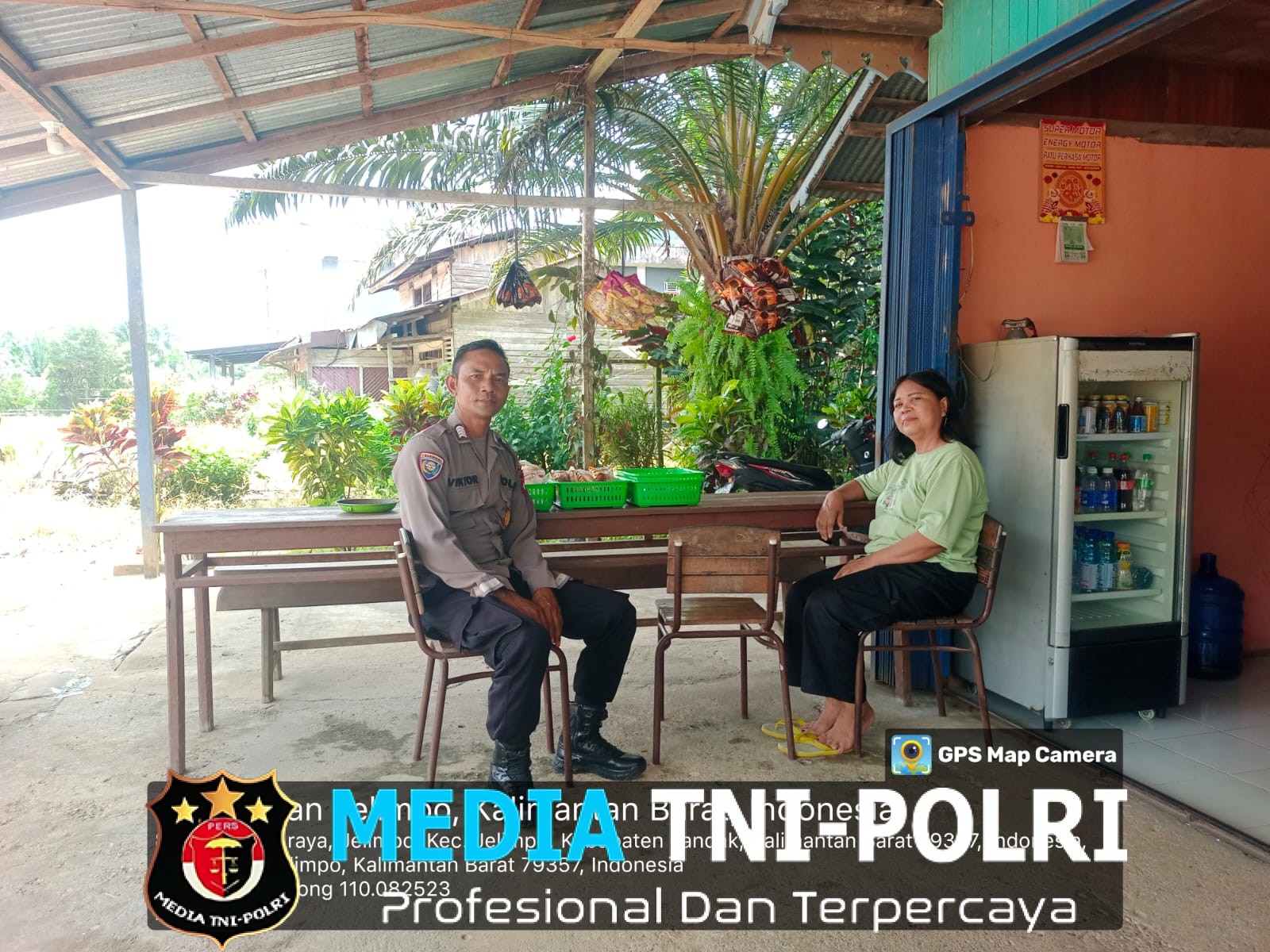 Saling Sapa Kepada Masyarakat Saat Patroli Polsek Ngabang Untuk Mengimbau Tetap Jaga Kesatuan Dan Persatuan NKRI