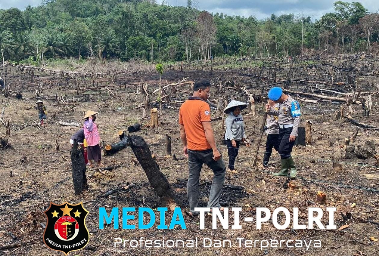 Kapolsek Mempawah Hulu Ipda Paskarianto melaksanakan penanaman jagung di Desa Sala’as