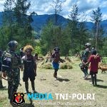Satgas Yonif 700/WYC Bantu Warga Siapkan Acara Bakar Batu di Kampung Wuloni Wujud Kedekatan TNI dengan Masyarakat Papua