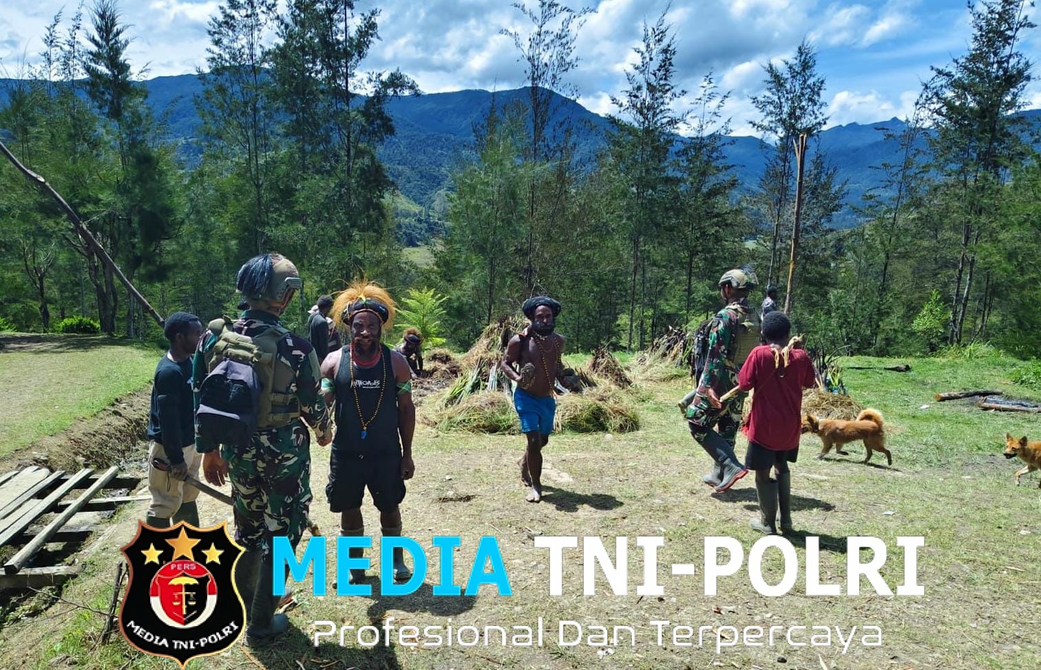 Satgas Yonif 700/WYC Bantu Warga Siapkan Acara Bakar Batu di Kampung Wuloni Wujud Kedekatan TNI dengan Masyarakat Papua