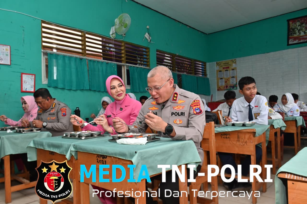 Pastikan Sehat dan Higienis, Kapolda Kalsel Makan-Makanan MBG dari SPPG Polda Kalsel Bersama Pelajar SMPN 5 Banjarbaru