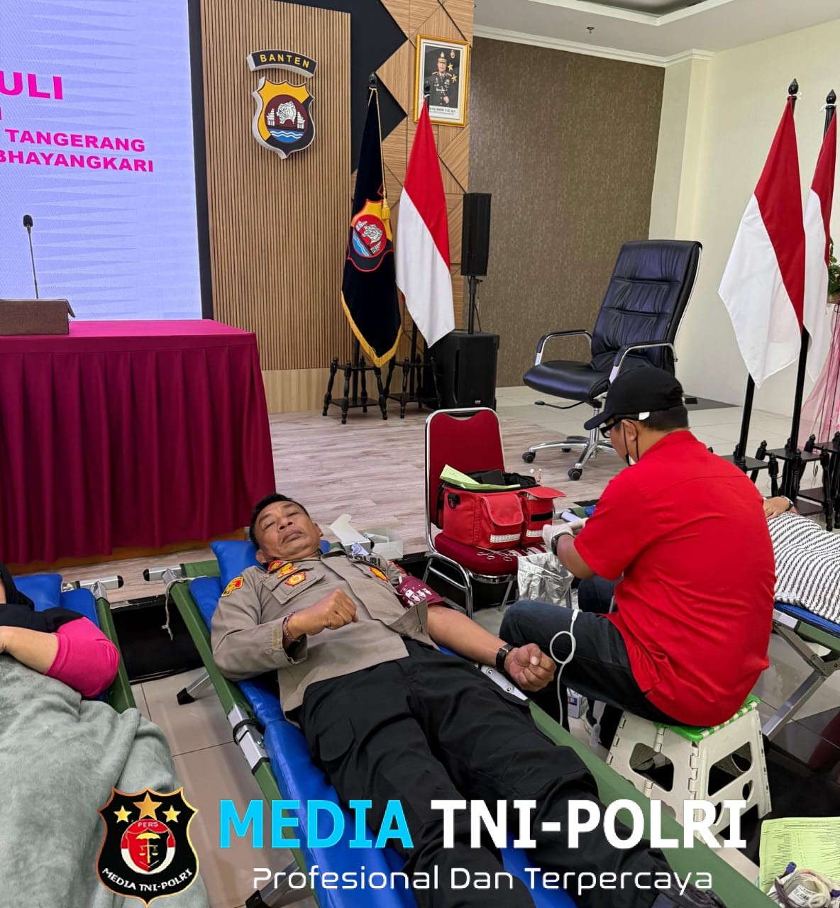 Kapolsek Kronjo dan Personel Polresta Tangerang Ikuti Donor Darah dalam Rangka HUT ke-74 Humas Polri