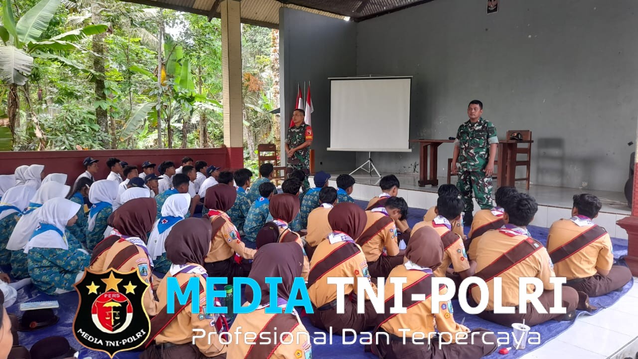 Babinsa Koramil 0825/20 Songgon Berikan Materi Wasbang Dalam Kegiatan LDKS SMPN 1 Srono Di Bospro Rafting Songgon