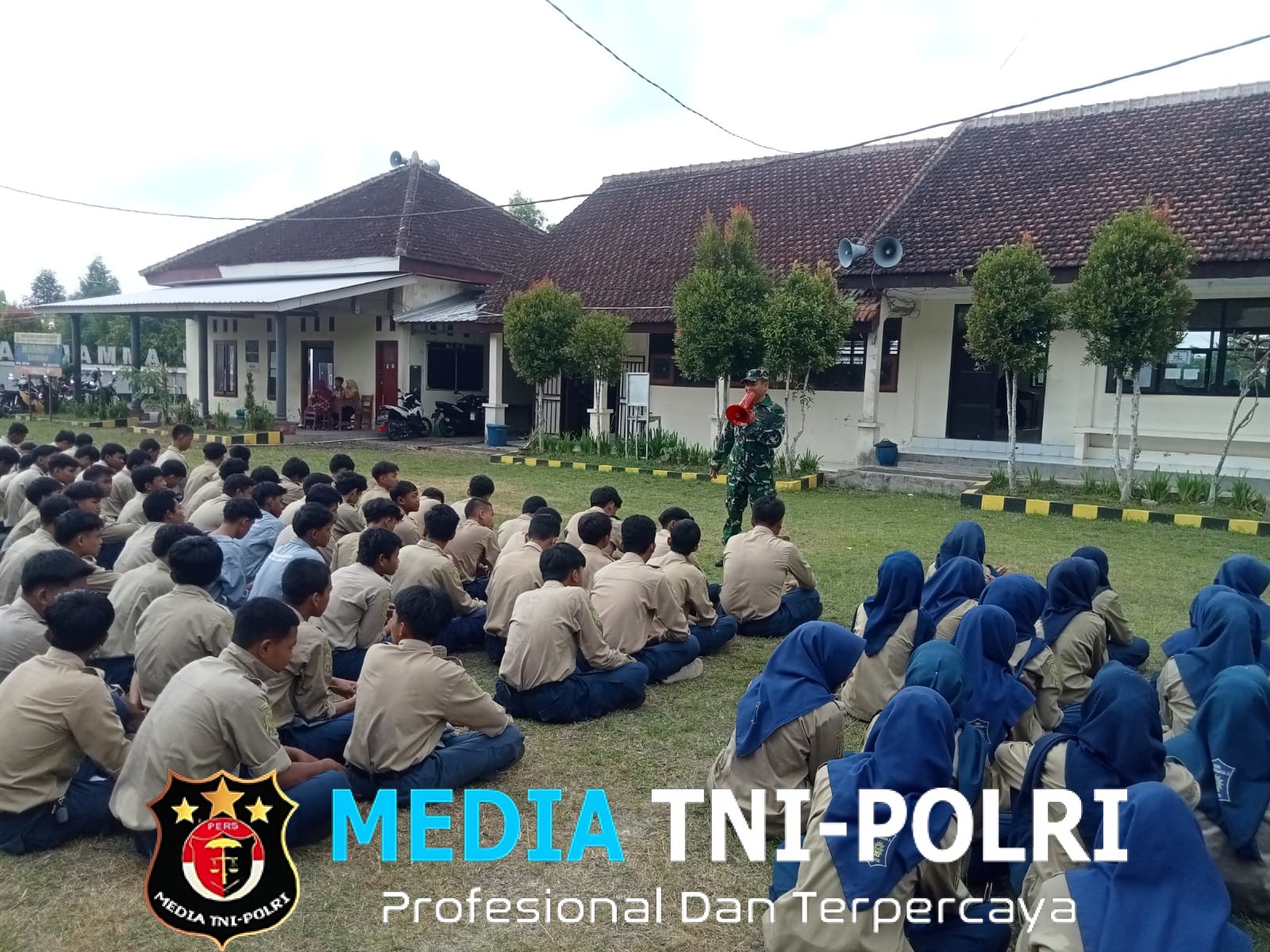 Babinsa Koramil 0825/06 Gambiran Berikan Pembekalan Disiplin dan Wawasan Kebangsaan di SMK Muhammadiyah 9 Gambiran