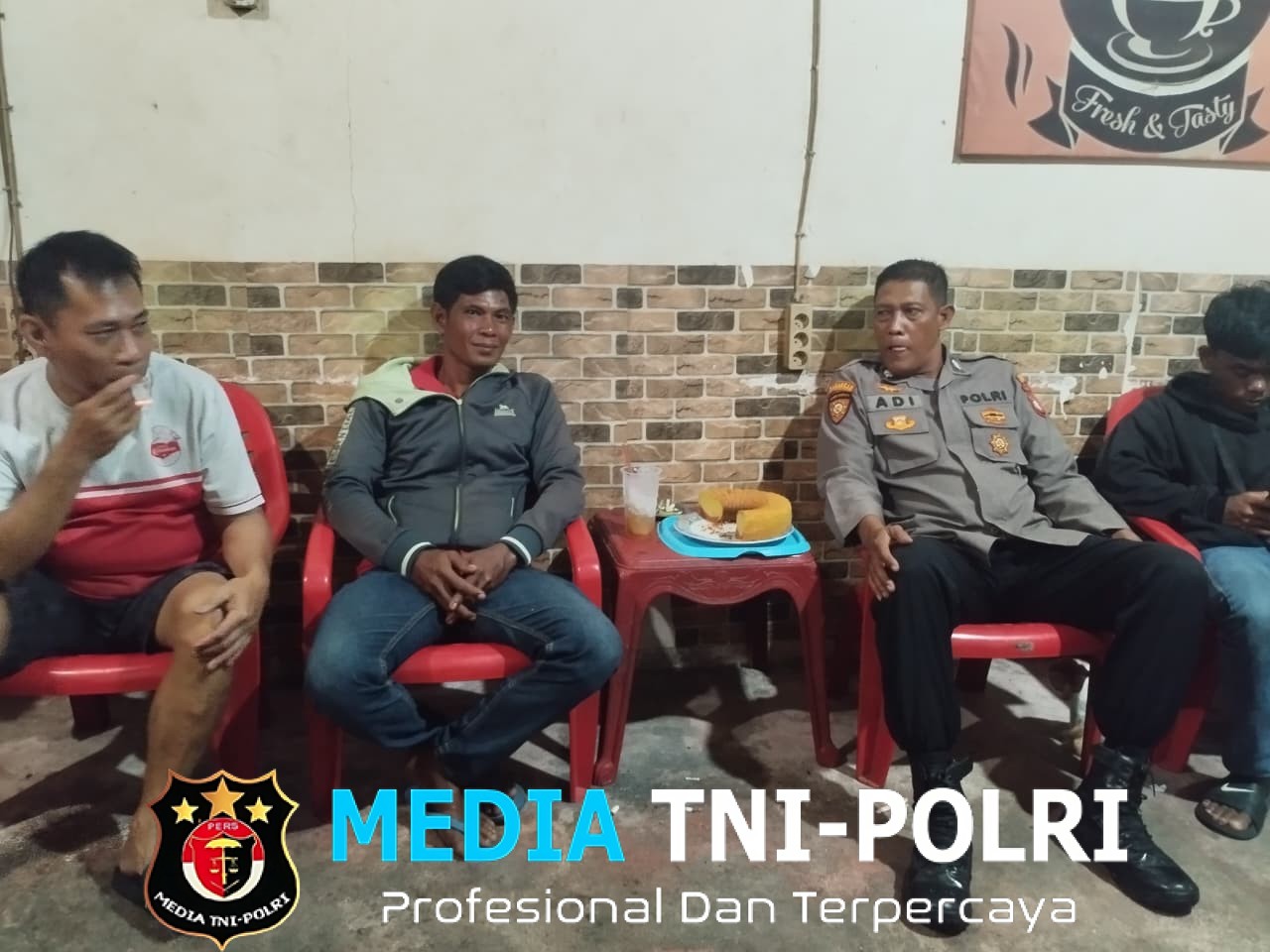Pendekatan Humanis, Polisi Mandor Sapa Warga di Warung Kopi