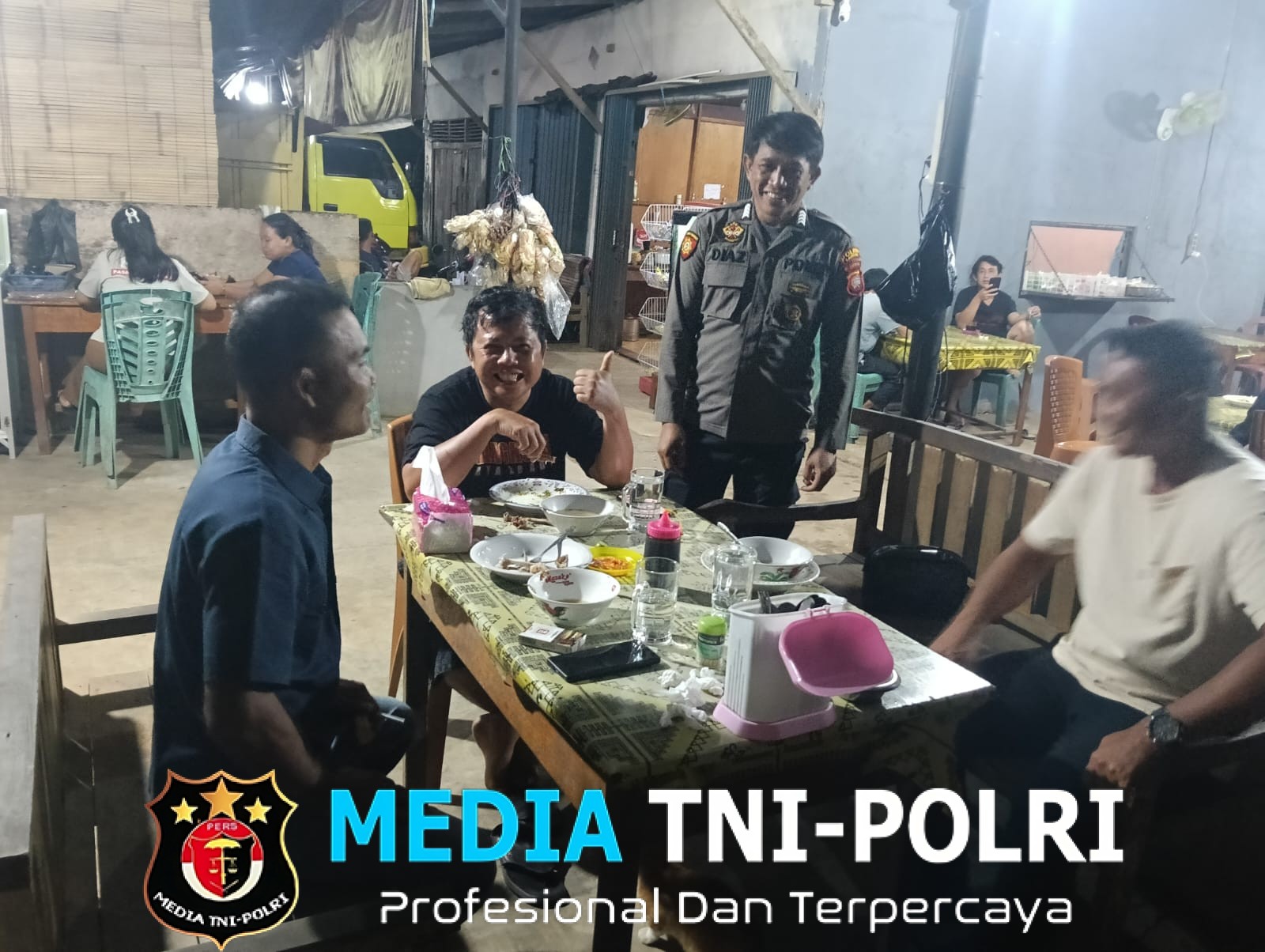 Hangatkan Malam dengan Keakraban, Polisi dan Warga Sengah Temila Jalin Sinergi Kamtibmas