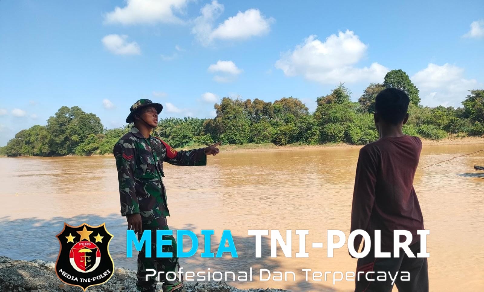 Babinsa Bersama Warga Desa Lidung Pantau Debit Air Sungai Batang Tembesi