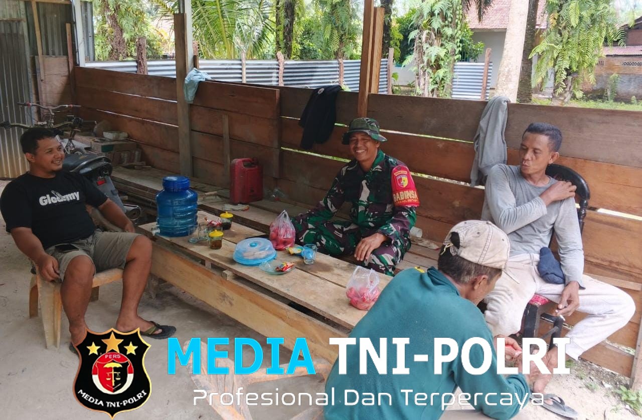 Babinsa Koramil 420-08/Tabir Pererat Hubungan dengan Warga Melalui Komsos di Desa