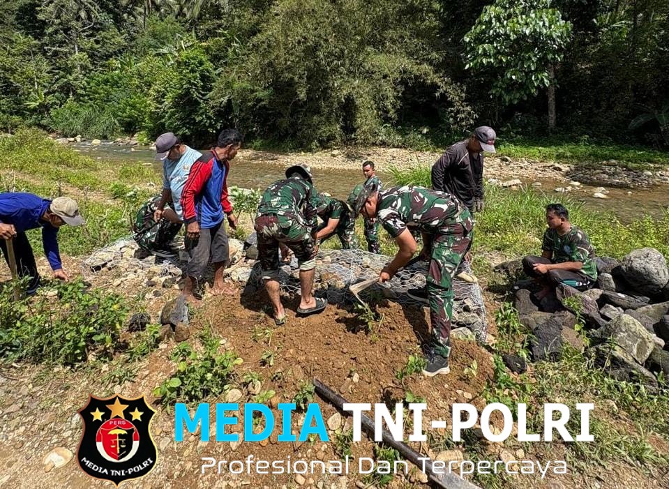 Satgas TMMD ke-126 Kodim 0818 Bangun Bronjong Batu Kawat di Lebakharjo, Perkuat Perlindungan Lingkungan dan Keselamatan Warga