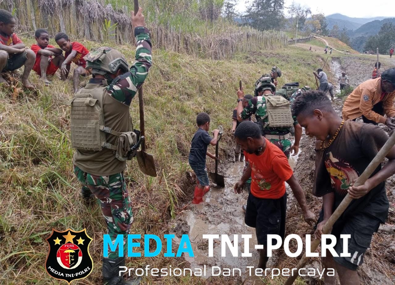 Satgas Yonif 700/WYC dan Warga Nipuralome Bergandeng Tangan Membersihkan Harapan di Tanah Puncak