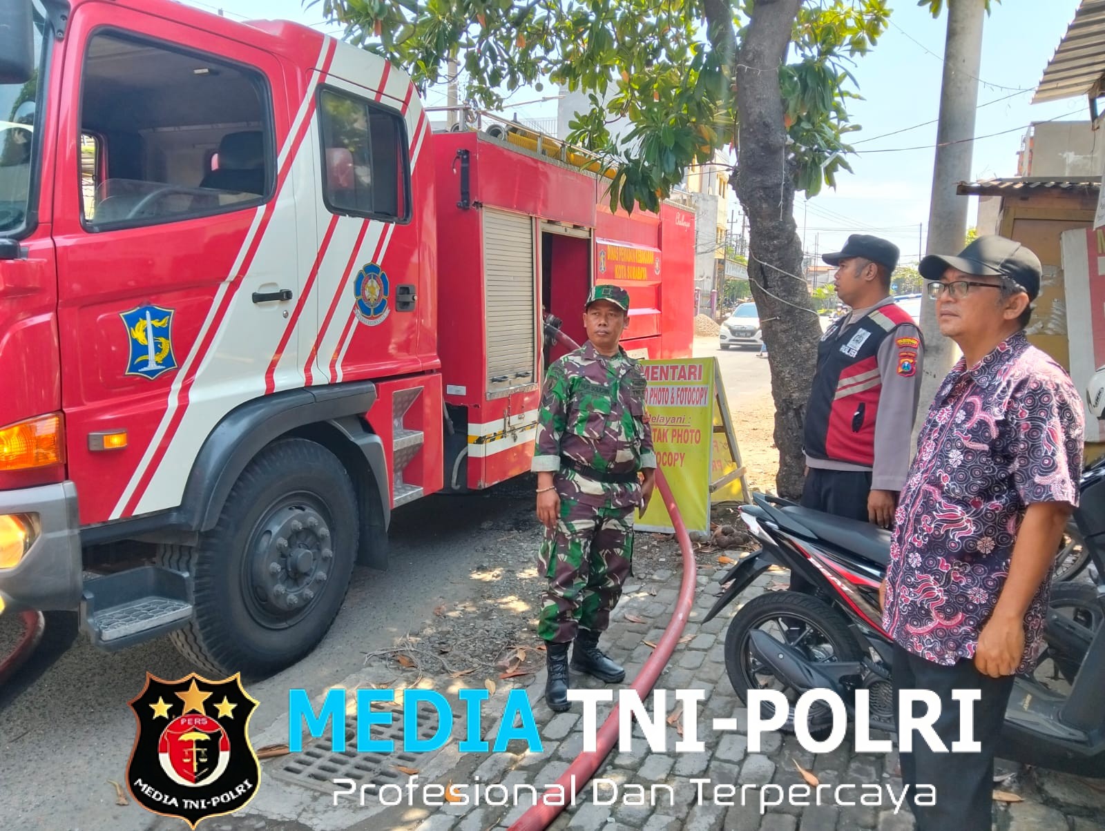 Aksi Sigap Babinsa Koramil 0830/11 Rungkut Tanggulangi Kebakaran di Warung Milik Warga