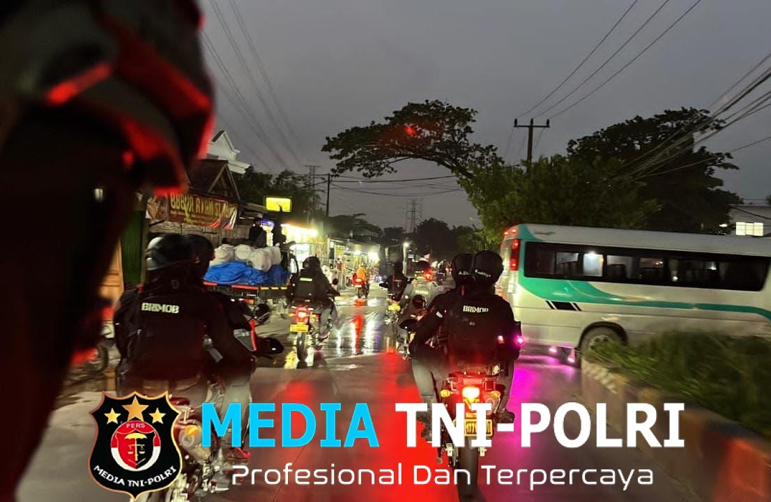 Brimob Batalyon D Pelopor Gelar Patroli Malam di Bekasi, Tegur Remaja yang Masih Nongkrong Hingga Larut Malam