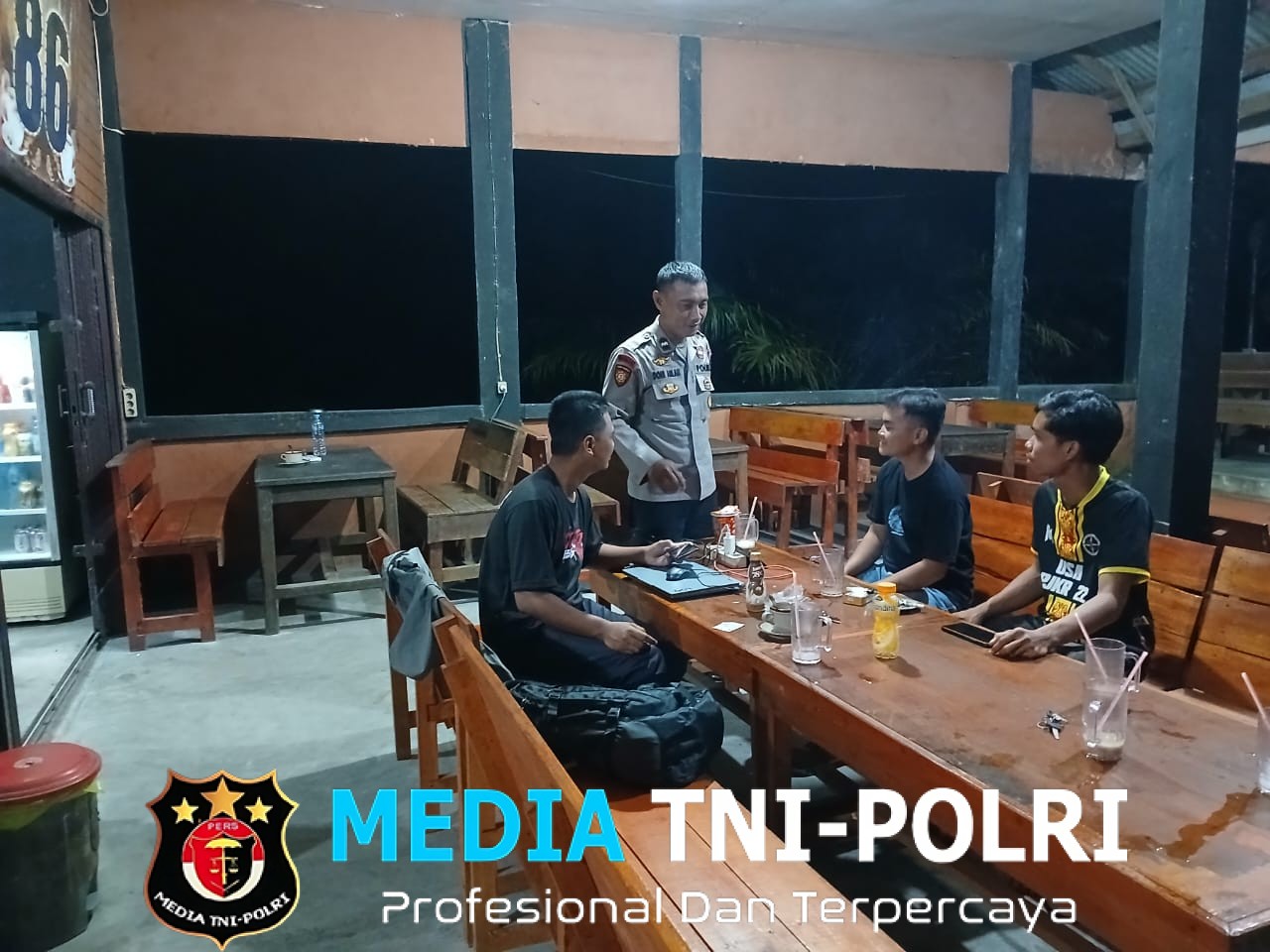 Patroli Malam, Polsek Mandor Jalin Kedekatan dengan Warga Melalui Dialog Santai