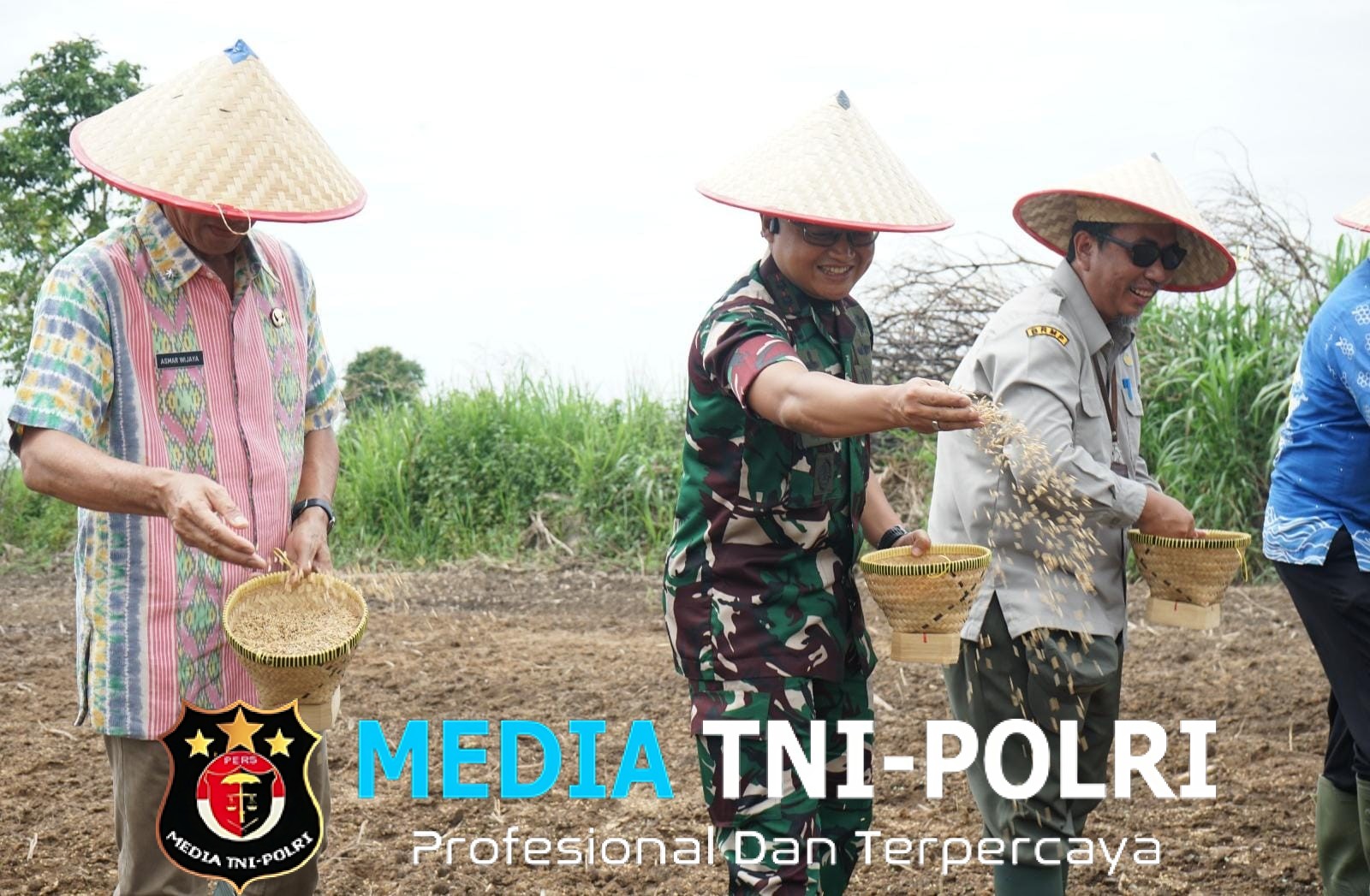 TNI Turun ke Sawah! Kodim 0402/OKI-OI Tanam Padi Perdana Program Cetak Sawah di Benawa