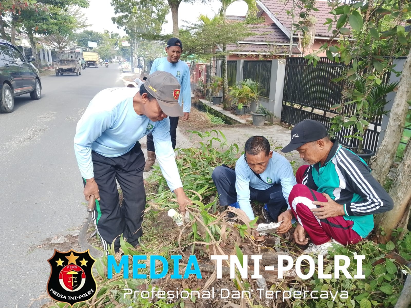 Kelurahan Baamang Tengah Lakukan Kegiatan Jumat Bersih di Jalan Hasan Mansyur