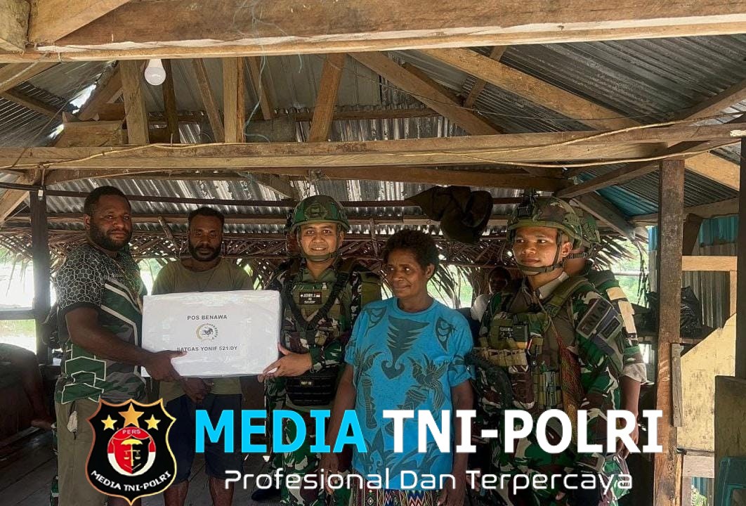 Binter Anjangsana Pos Benawa Satgas Yonif 521/DY Bagikan Bingkisan Makanan kepada Kepala Suku Benawa