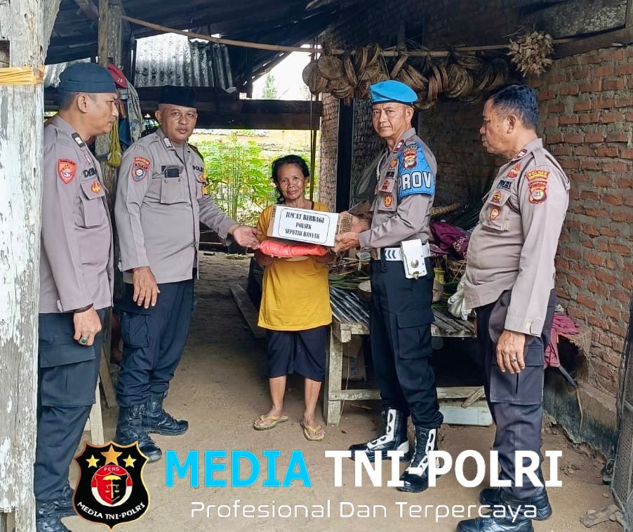 Naik Motor, Anggota Polsek Seputih Banyak Salurkan Bantuan Sembako kepada Warga Kurang Mampu