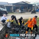 Brimob Batalyon D Pelopor Gelar Bhakti Sosial Bersihkan Pasar Tegal Danas, Pedagang Apresiasi Langkah Cepat Atasi Saluran Tersumbat