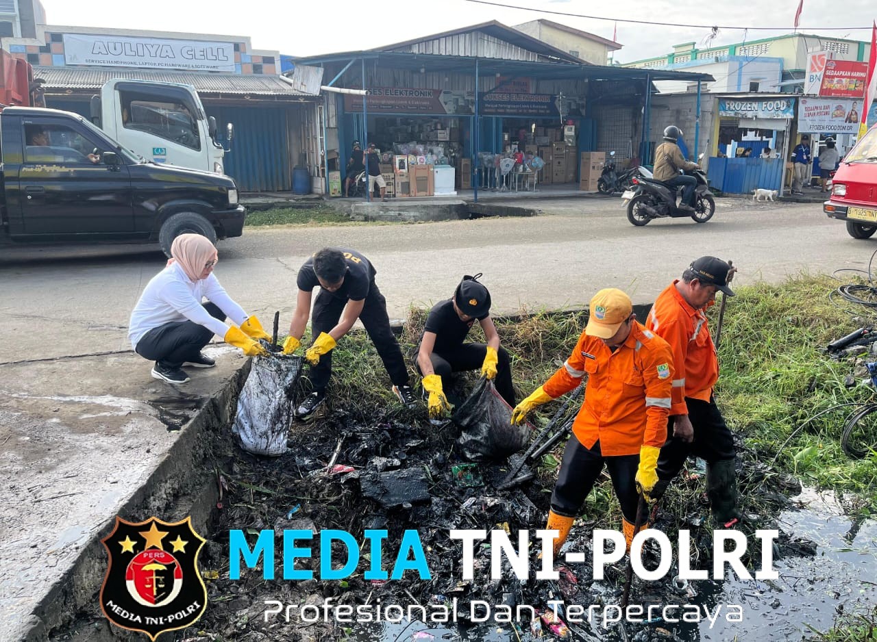 Brimob Batalyon D Pelopor Gelar Bhakti Sosial Bersihkan Pasar Tegal Danas, Pedagang Apresiasi Langkah Cepat Atasi Saluran Tersumbat