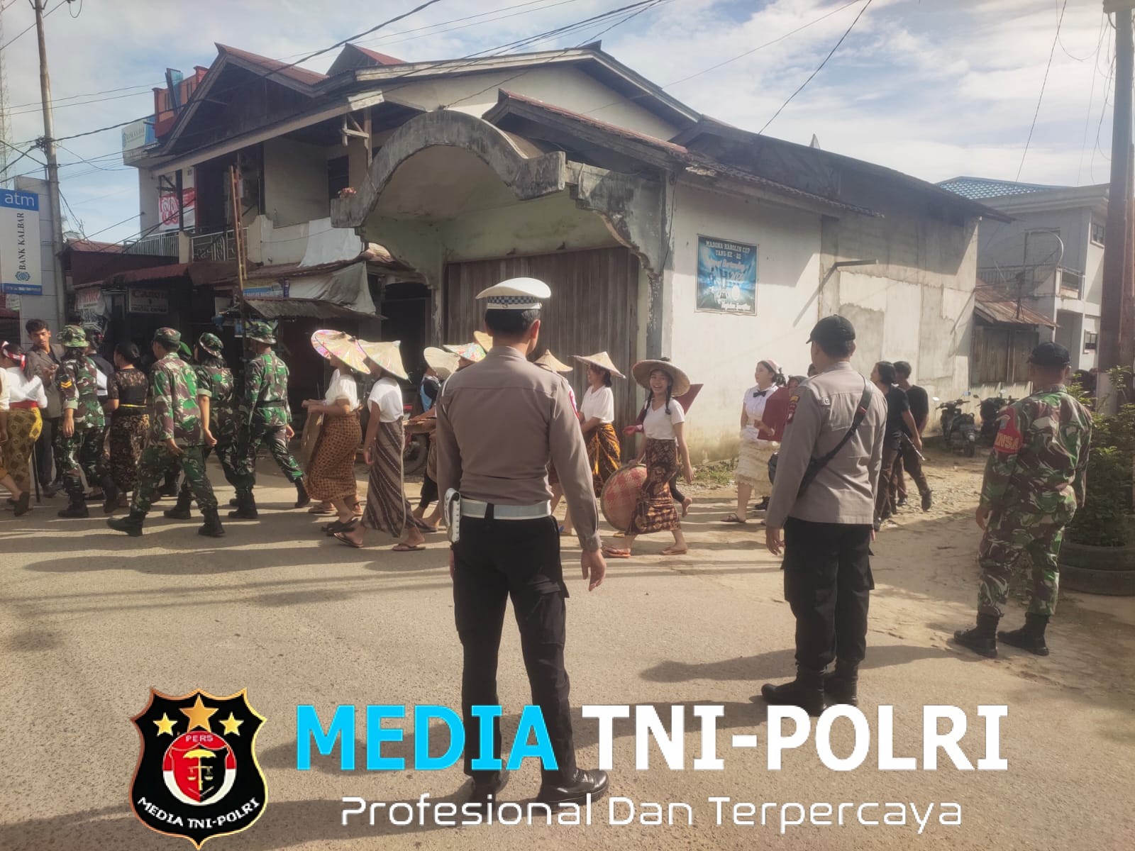 Pengamanan Karnaval Dalam Rangka Bulan Bahasa SMAN 1 Menyuke di Desa Darit Kecamatan Menyuke