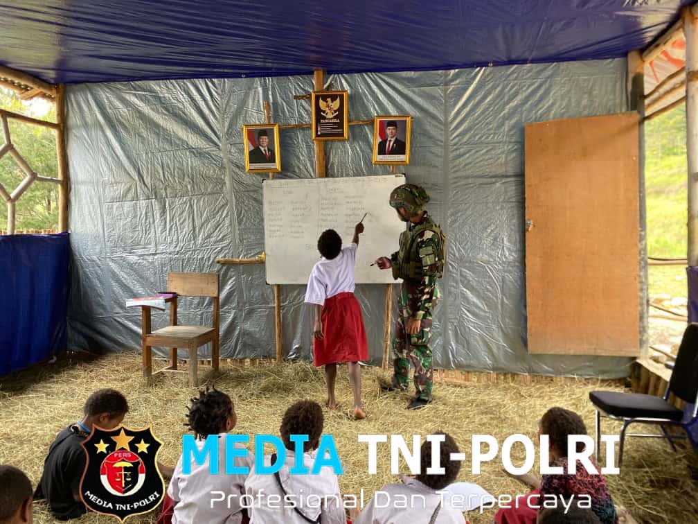 Prajurit Satgas Yonif 700/WYC Jadi Guru Pengganti, Anak-Anak SD Mayuberi Antusias Belajar Matematika