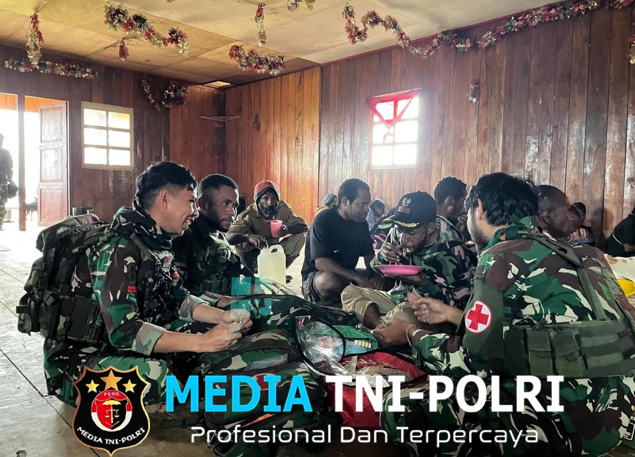 Satgas Yonif 751/VJS Antar Warga Mimin Kembali ke Kampung Setelah 9 Bulan Mengungsi