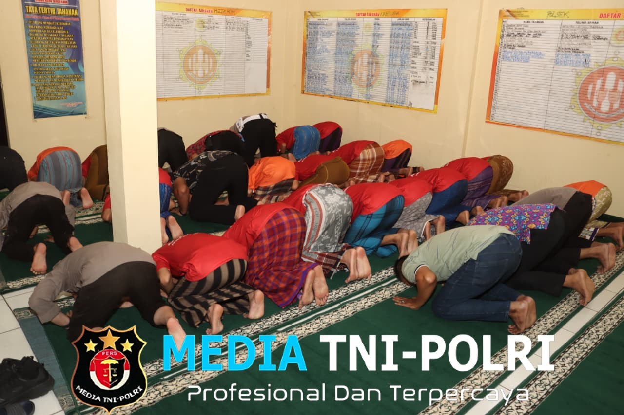 Pastikan Hak Ibadah Terpenuhi, Kapolresta Tangerang Shalat Berjamaah Bareng Tahanan