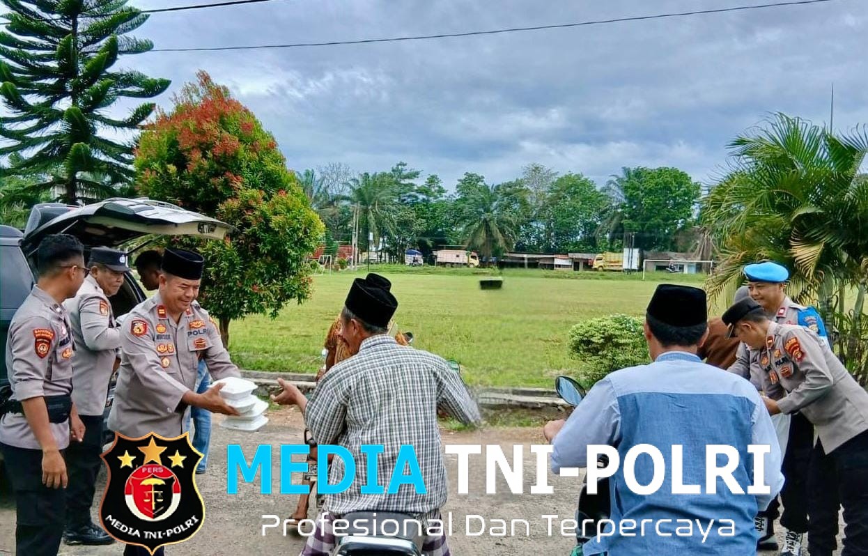 Polisi di Lampung Tengah Gelar Aksi Sosial 200 Nasi Kotak Dibagikan ke Warga