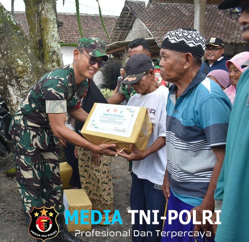 Dansatgas TMMD ke-126 Kodim 0818/Malang-Batu Tunjukkan Kepedulian Sosial, Bagikan Sembako untuk Warga Lebakharjo