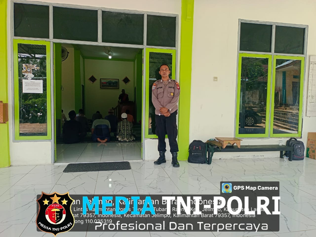 Pengamanan Arus dan Pelaksanaan Sholat Jumat Di Masjid Al Hidayah Di Jaga Oleh Personil Polsubsektor Jelimpo