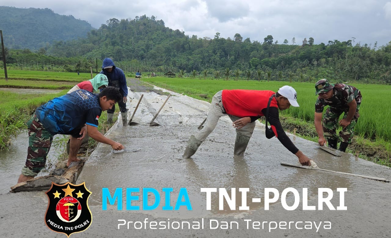 Sinergi TNI dan Warga TMMD Ke-126 Kodim 0818 Malang-Batu Pacu Pengecoran Jalan Usaha Tani di Lebakharjo