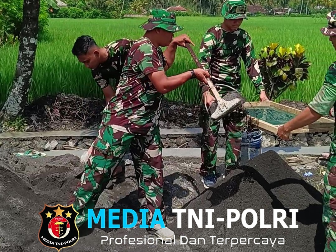 Prajurit TNI AU Lanud Abdulrachman Saleh Turun ke Desa Bantu Warga Lebakharjo Perbaiki Drainase dalam TMMD Ke-126 Kodim 0818/Malang-Batu