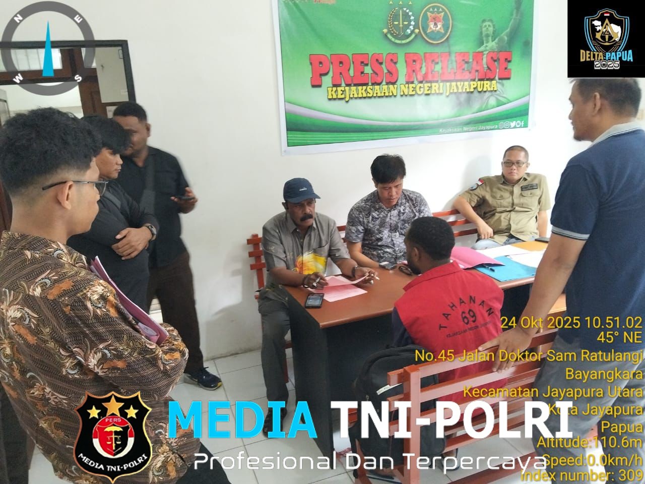 Personel Satgas Operasi Damai Cartenz-2025 Laksanakan Penyerahan Tersangka dan Barang Bukti Tahap II di Kejaksaan Negeri Jayapura