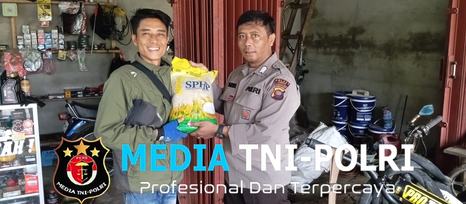 Bripka Riswantoro Melaksanakan Patroli di Pertokoan dan Pusat Keramaian Pasar Karangan