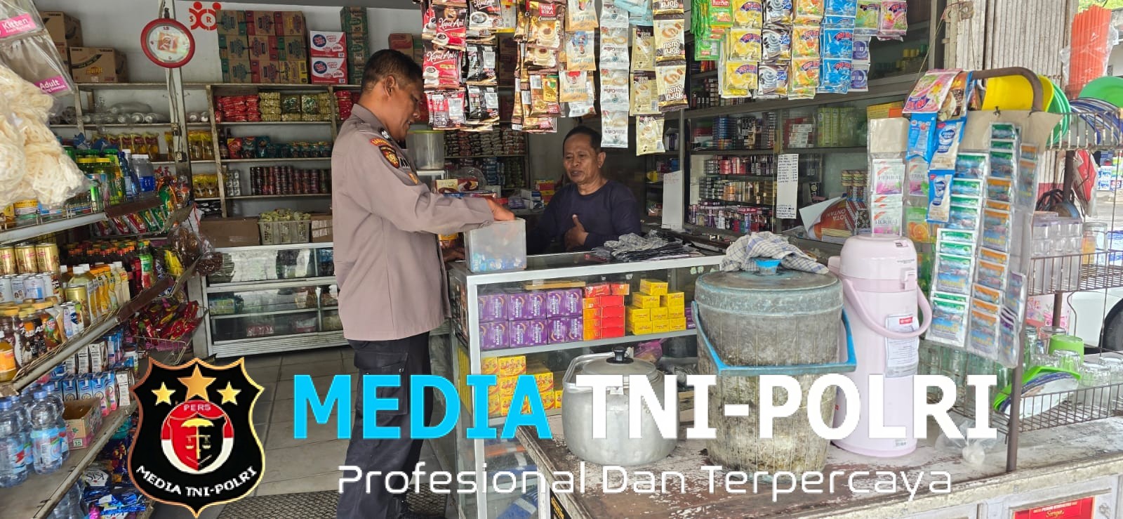 Patroli Siang Polsek Mandor, Polisi Temui Warga dan Pemilik Warung di Jalur Raya