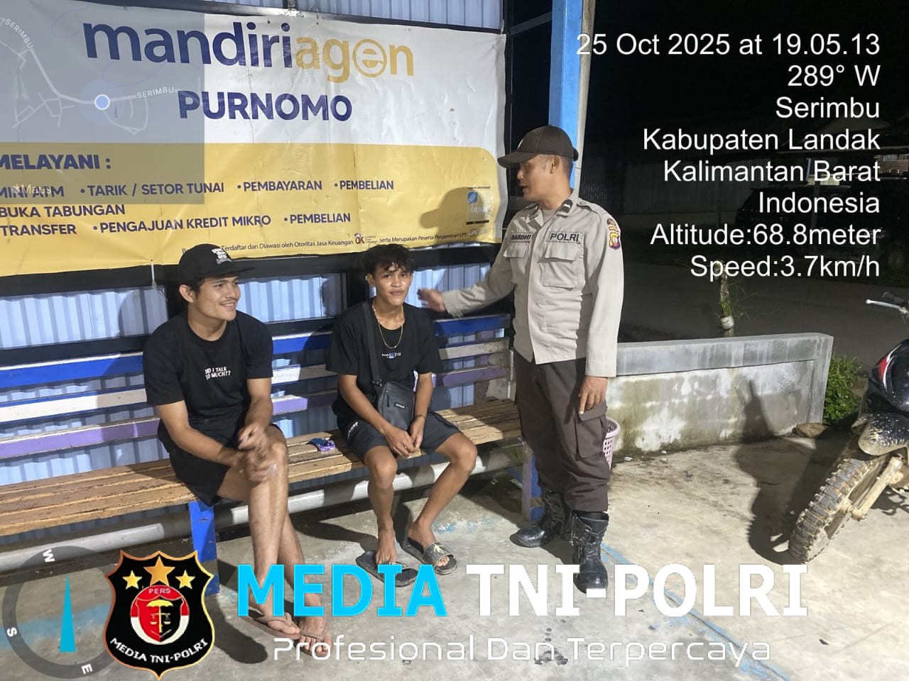 Saat Patroli Malam, Petugas Sapa Warga dan Sampaikan Pesan Kamtibmas