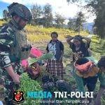 Satgas Yonif 700/WYC Borong Hasil Tani Warga Nipuralome Bukti Cinta TNI untuk Tanah Papua