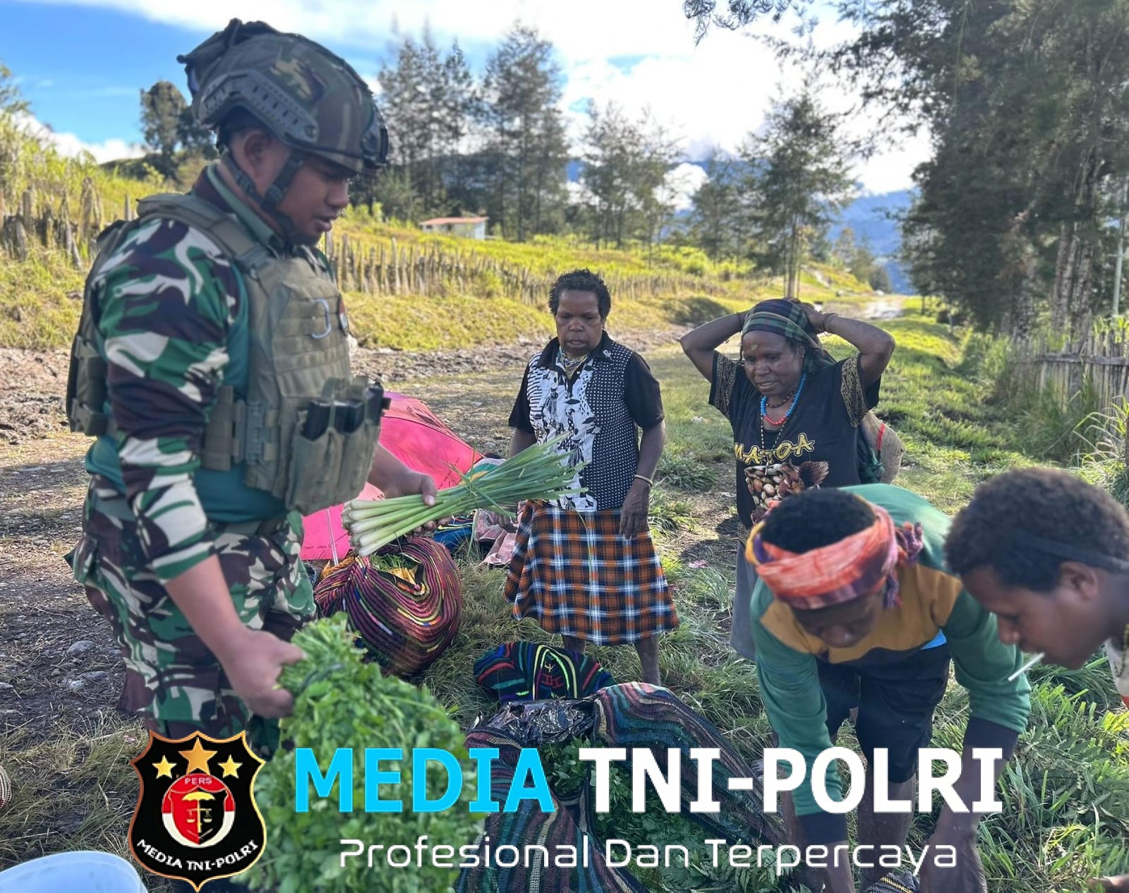 Satgas Yonif 700/WYC Borong Hasil Tani Warga Nipuralome Bukti Cinta TNI untuk Tanah Papua