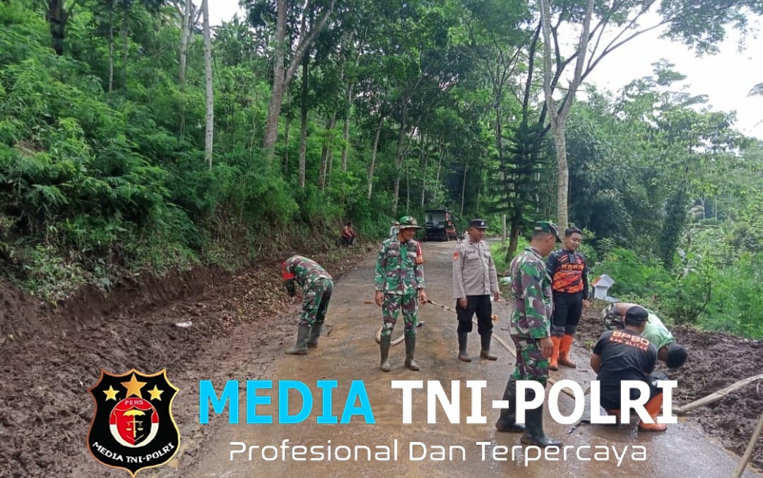 Babinsa Koramil 0808/13 Doko Bersama Warga Gotong Royong Bersihkan Material Longsor di Desa Resapombo