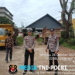 Personil Polsek Ngabang Laksanakan Pengamanan Di Gereja Dan Sambut Masyarakat Yang Akan Beribadah