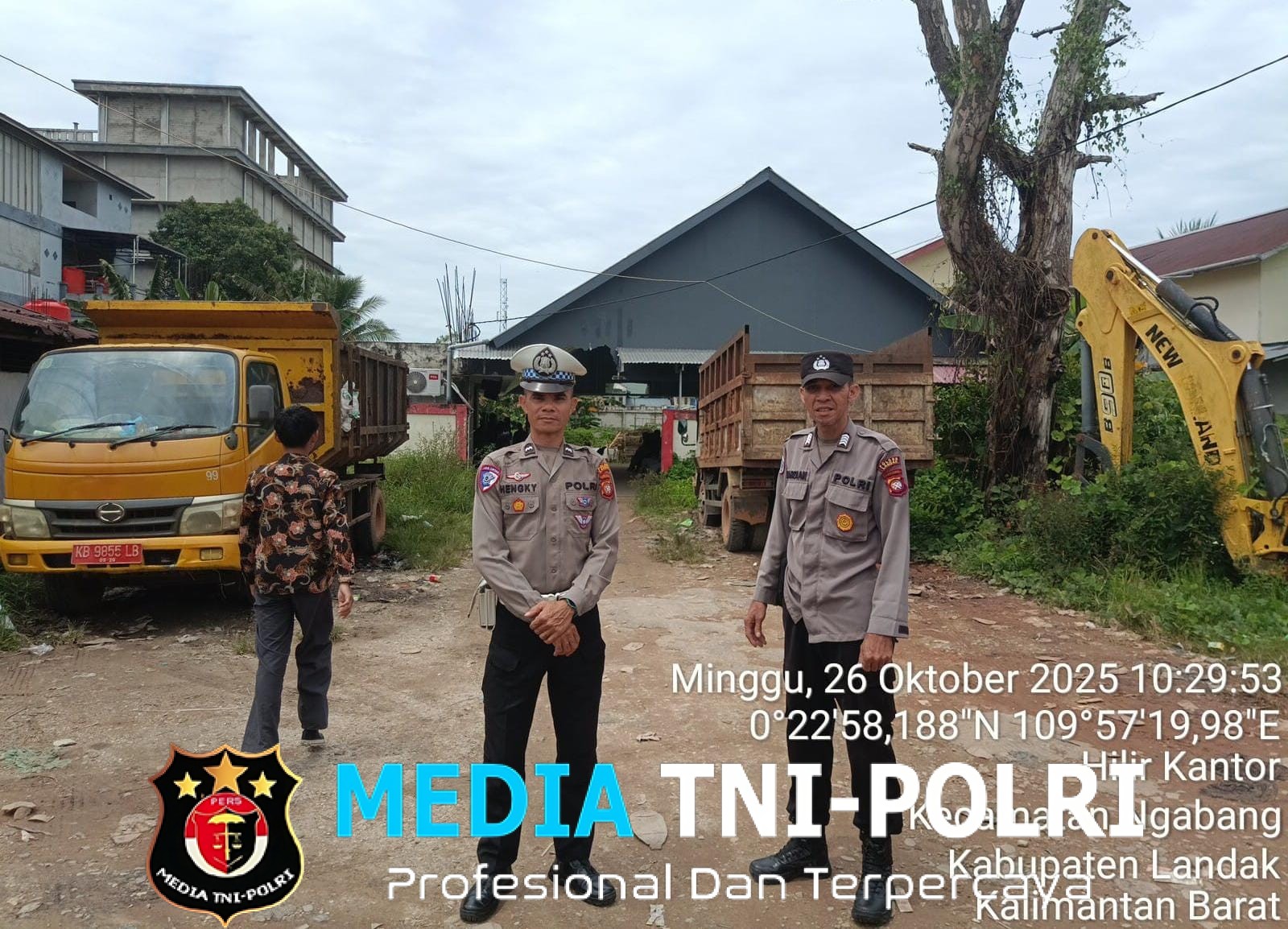 Personil Polsek Ngabang Laksanakan Pengamanan Di Gereja Dan Sambut Masyarakat Yang Akan Beribadah