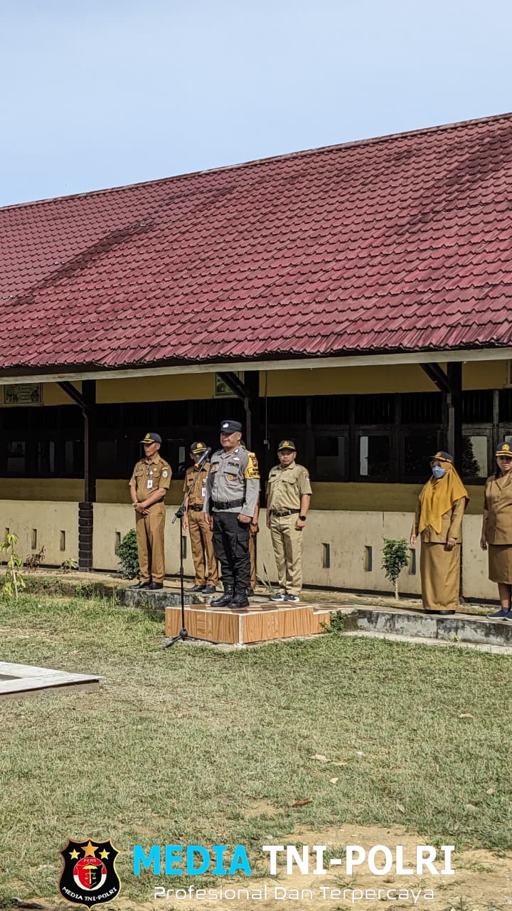 Bhabinkamtibmas Berikan Pesan Bahaya NAPZA Saat Menjadi Pembina Upacara di SMPN 06 Jelimpo