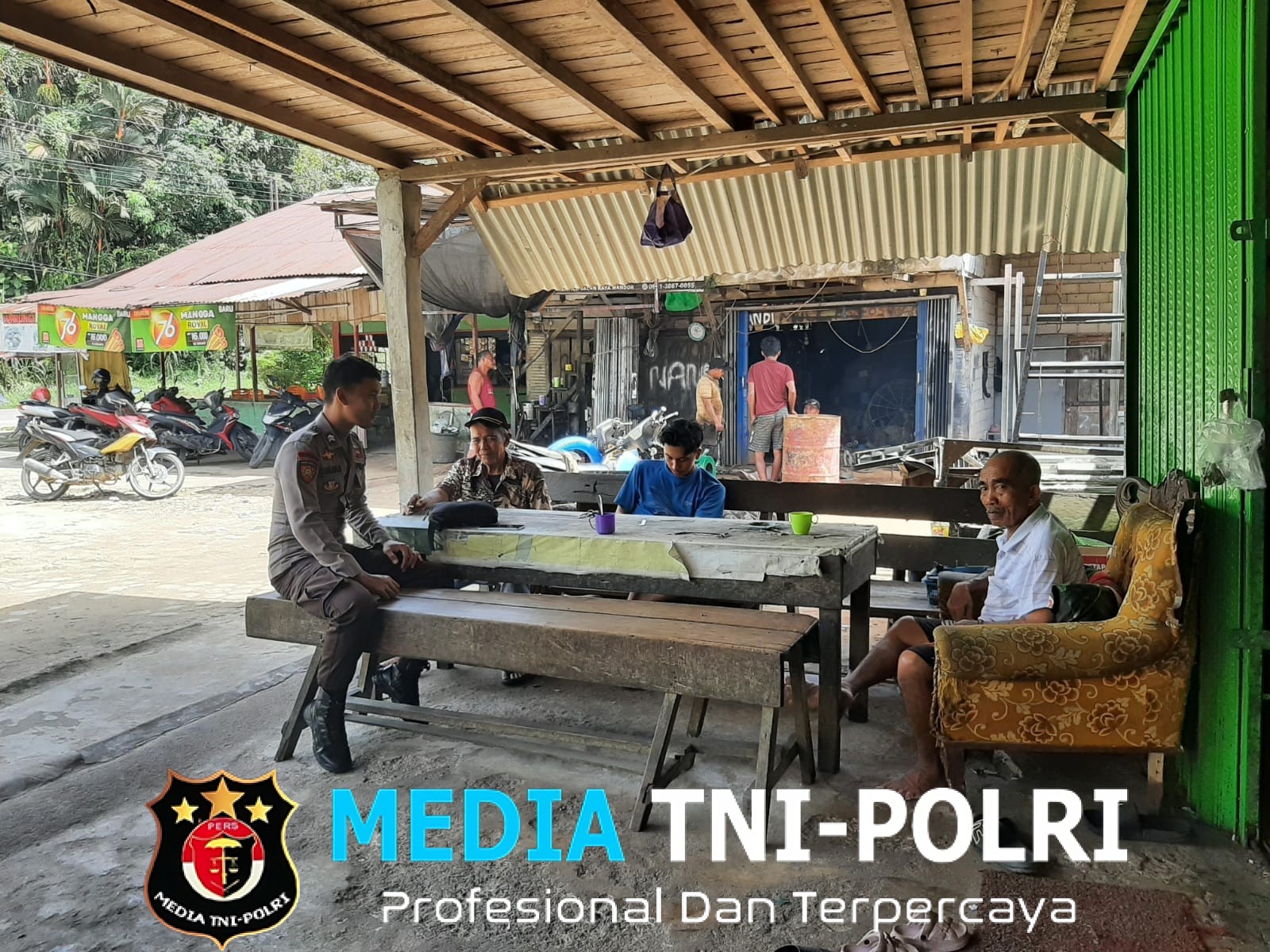 Pantau Aktivitas SPBU, Polisi Mandor Sigap Jaga Ketertiban di Tengah Masyarakat