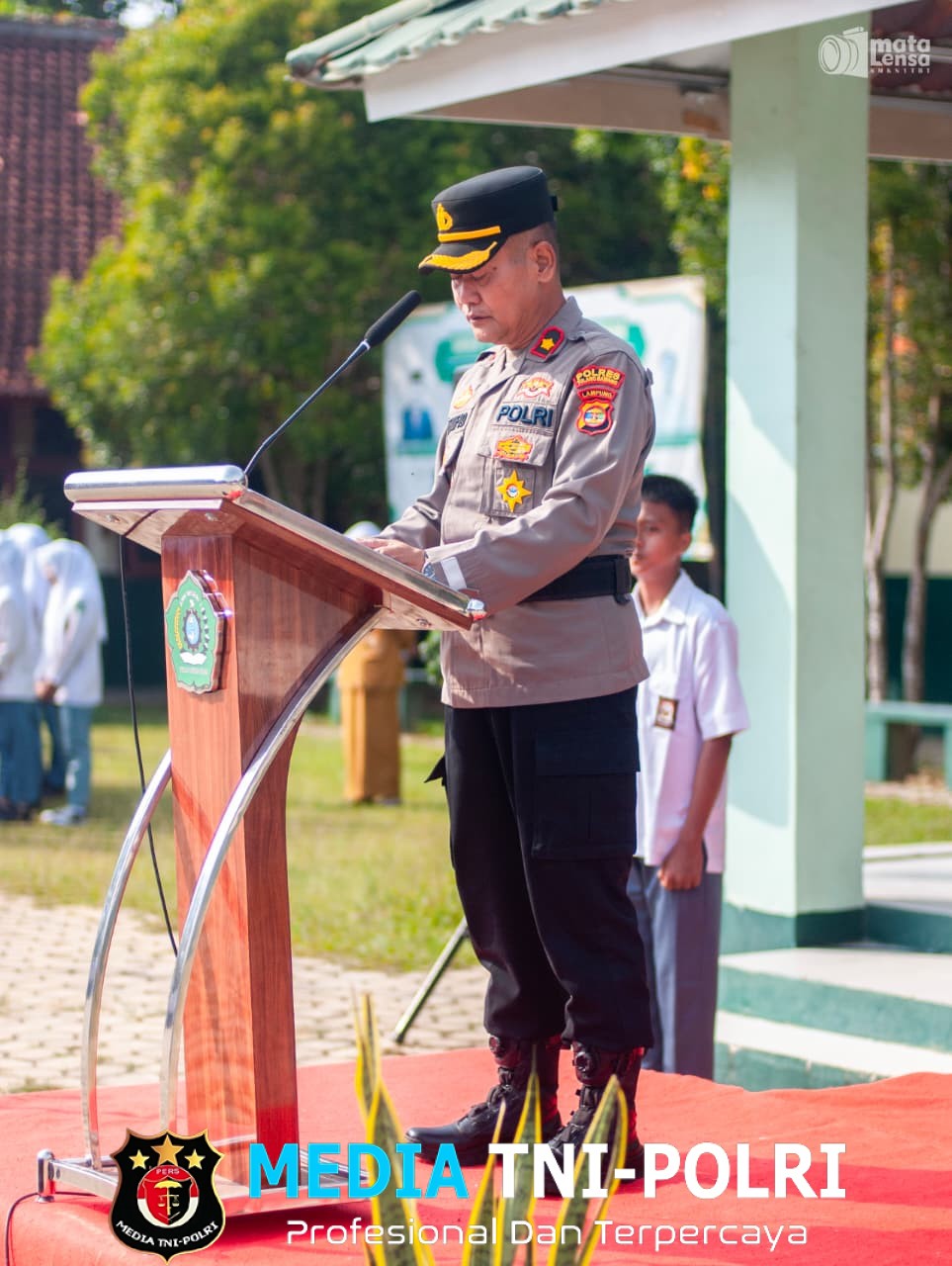 Kapolsek Tulang Bawang Tengah Jadi Pembina Upacara di SMK Negeri 1, Tekankan Bahaya Kenakalan Remaja dan Bijak Bermedia Sosial