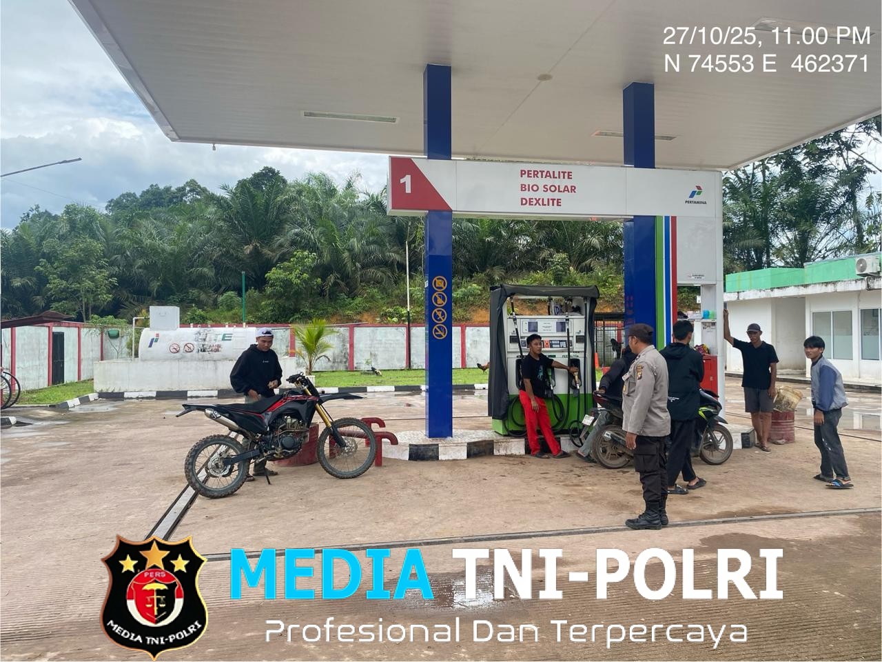 Kehangatan di Tengah Terik, Polisi Meranti Menyapa Warga Saat Patroli Siang